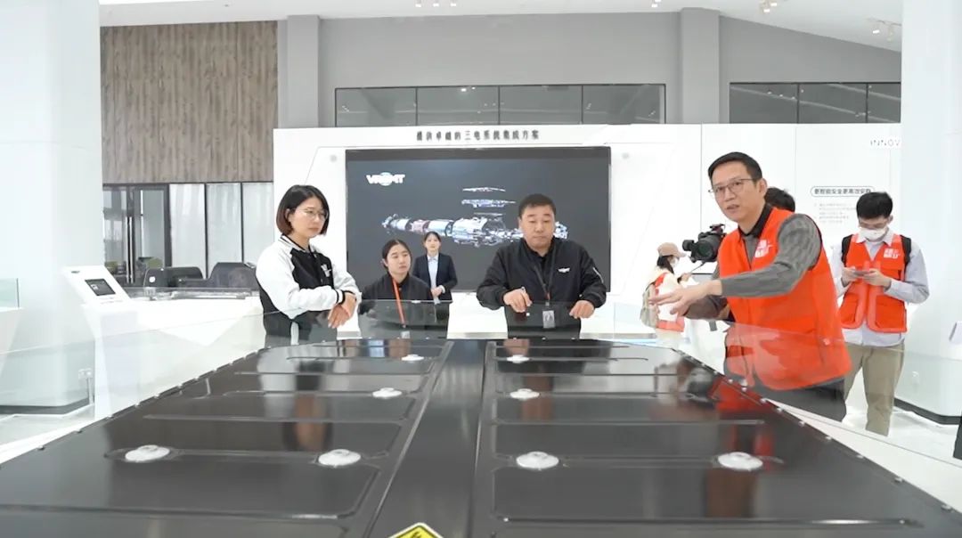 財經(jīng)作家吳曉波實地探訪威睿工廠